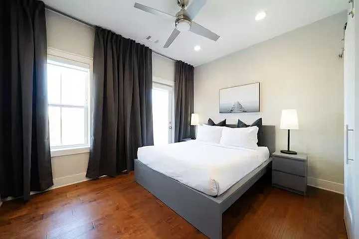3 bed, 3.5 bath, 2477 sqft, $3,900 — Photo 2