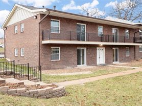 6905 Colonial Woods Dr