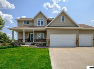9709 Chateau Cir, Lincoln, NE 68526