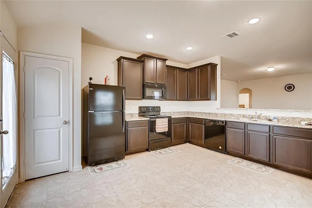 3 bed, 2.0 bath, 1352 sqft, $1,750 — Photo 3