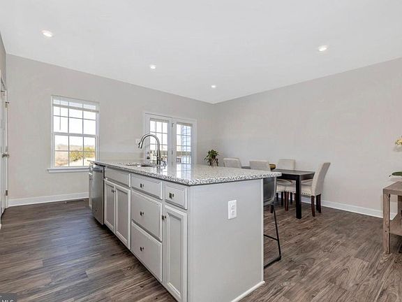 5th image of 375 Ontario Dr