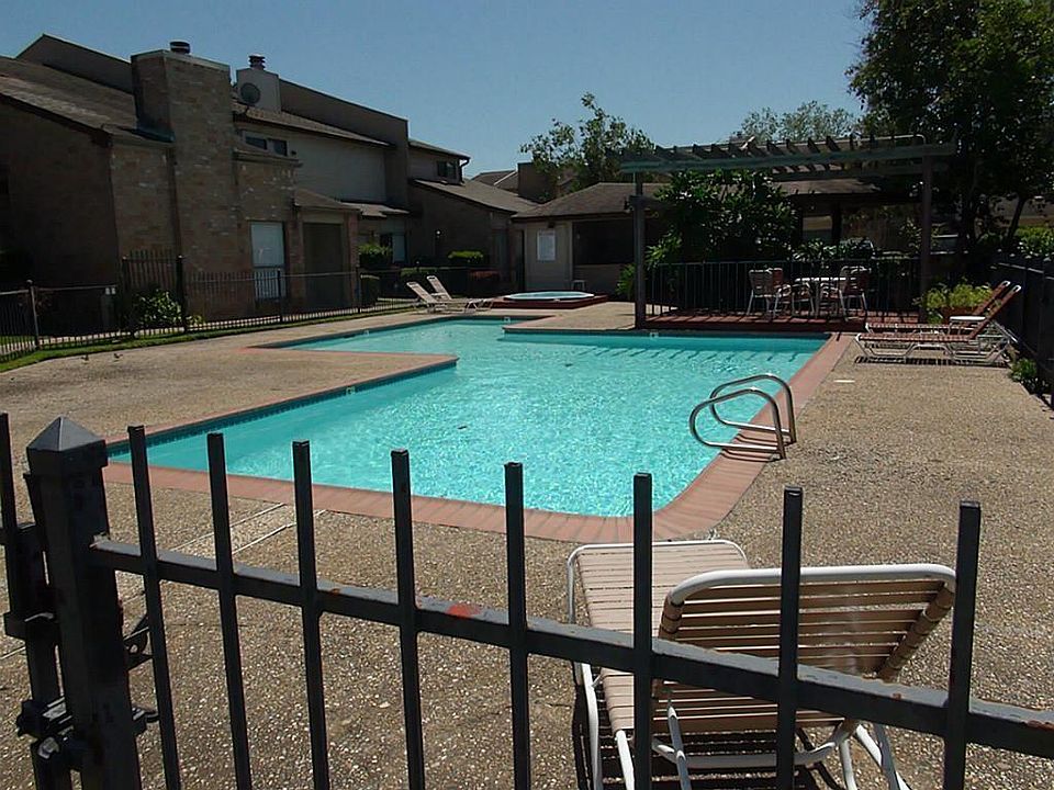 1st image of 13463 Parkway Blvd #8