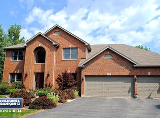27 W Sandstone Ct, South Elgin, IL 60177