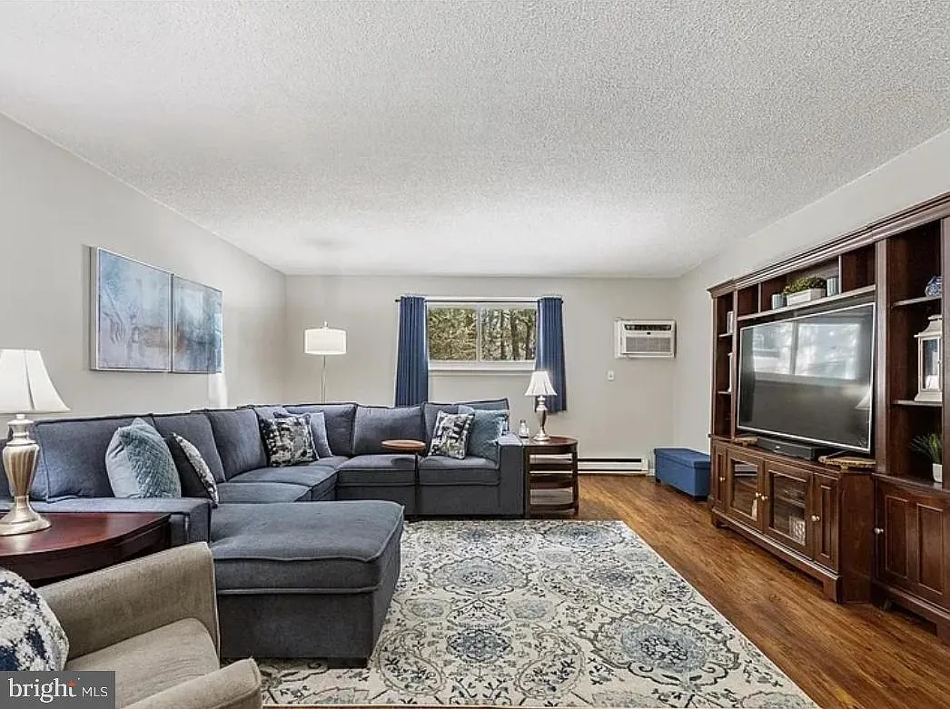 2 bed, 772 sqft, $2,300 — Photo 3