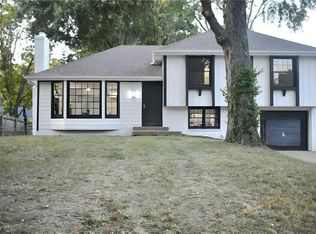 1212 SE Briarcroft St, Lees Summit, MO 64063