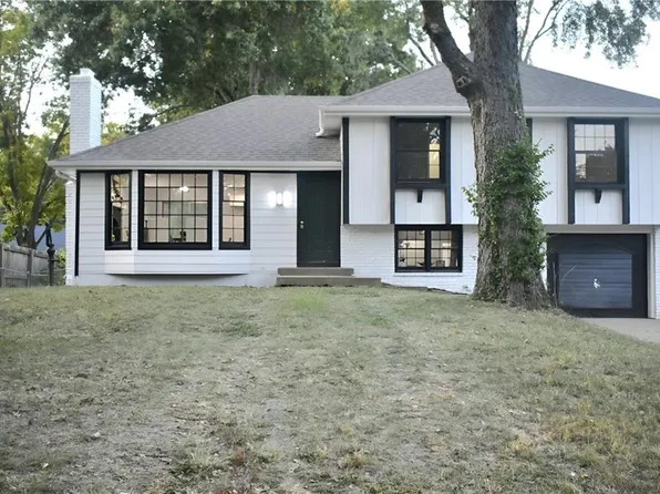 1212 SE Briarcroft St, Lees Summit, MO 64063