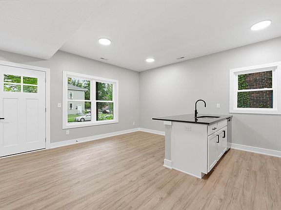 3rd image of 307 W Dewald St