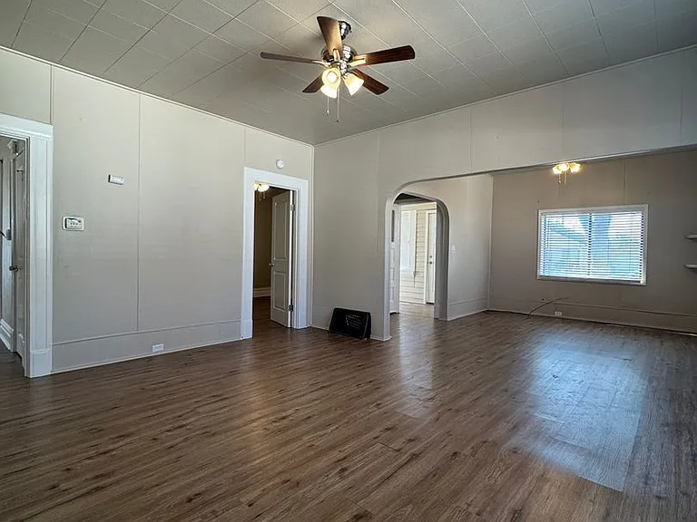 513 E Walnut St — Photo 8