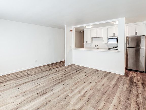 4th image of 7317 Haskell Ave #301