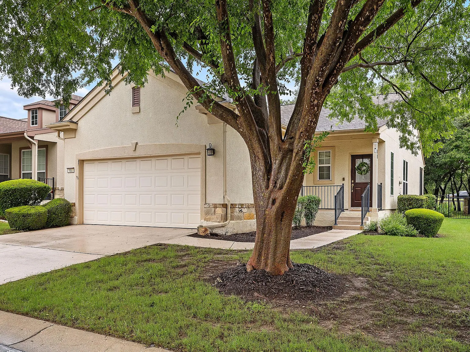 3 bed, 2.0 bath, 1328 sqft, $1,950 — Photo 2