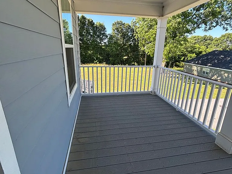 302 Royalview Dr — Photo 2