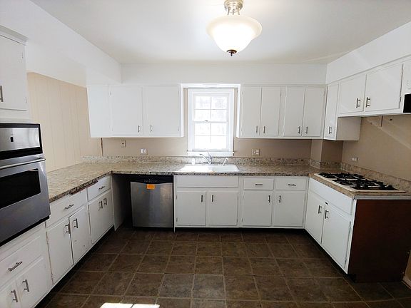 5th image of 105 E Stone Ave