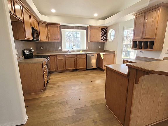 4th image of 904 W Loon St