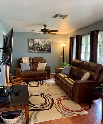 3rd image of 914 Muecke Dr