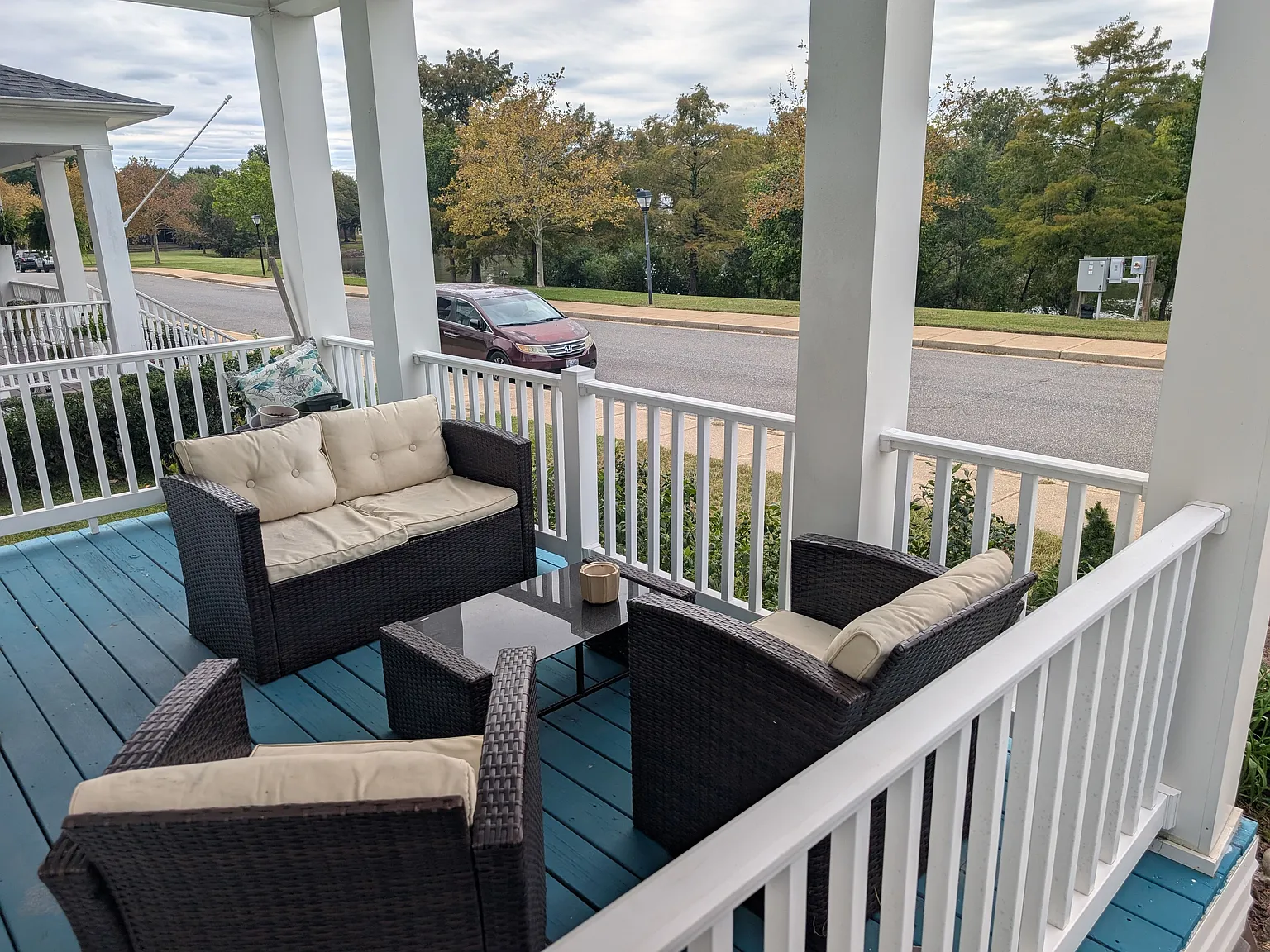3 Bedroom Lakefront Home with 2 Porches and Garage — Photo 3