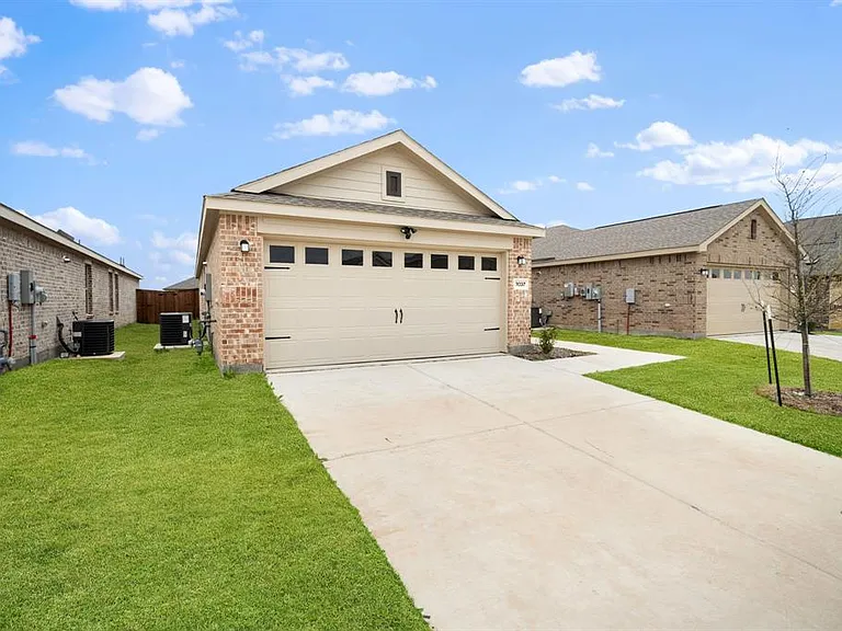 3037 Ashbrook Ln — Photo 2