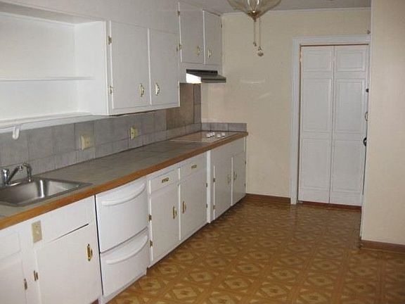 3rd image of 2445 Gladys Ave