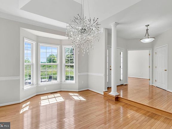 3rd image of 39 River Ridge Ln
