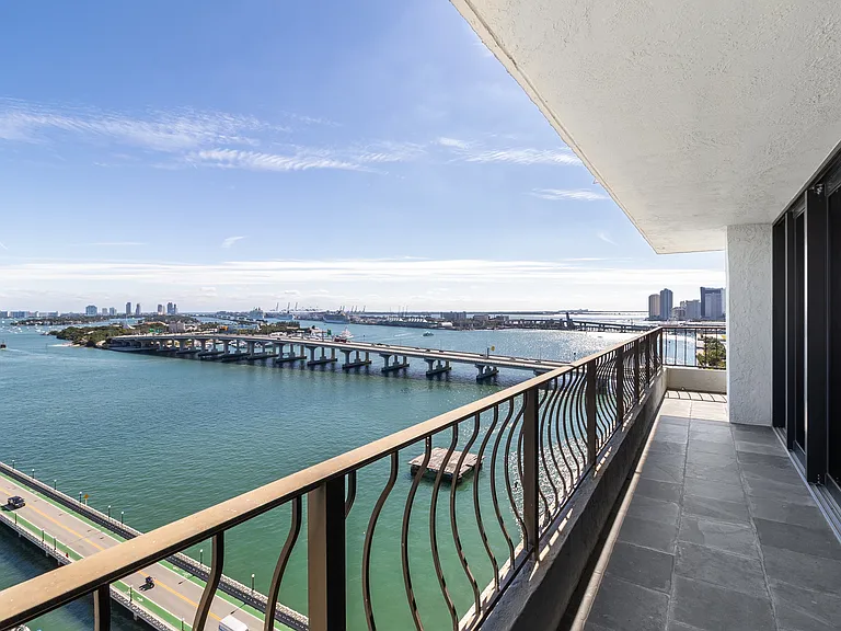 555 NE 15th St #20A — Photo 30