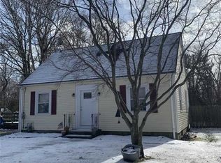 26 Darrow Dr, Warwick, RI 02886