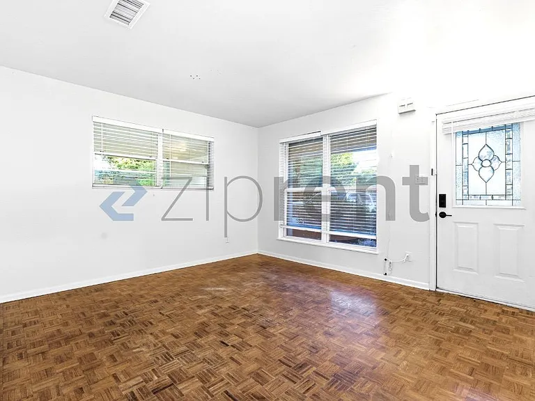 918 E Montclair Rd — Photo 3
