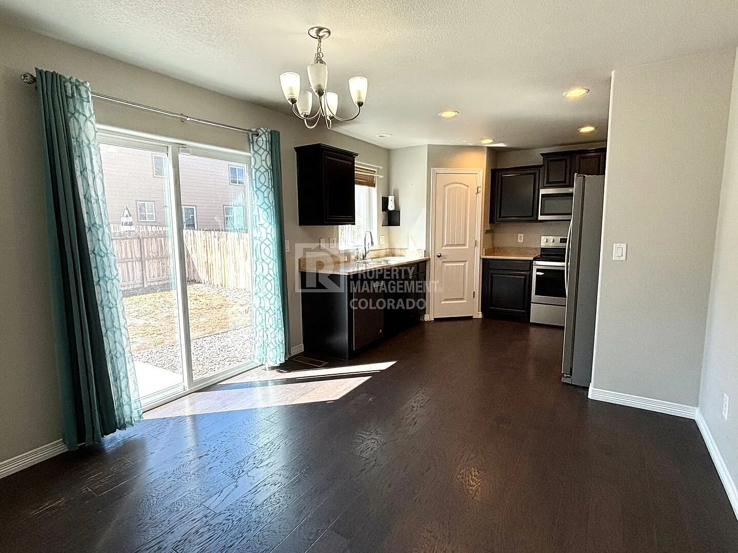 Beautiful 3 Bedroom Home with Central AC & Fenced Backyard — Photo 4