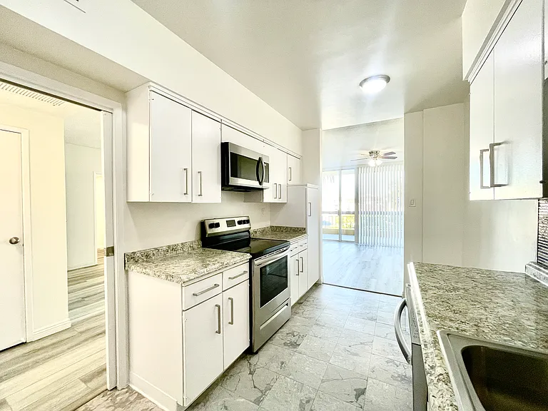 Occidental Towers Apartments — Photo 164
