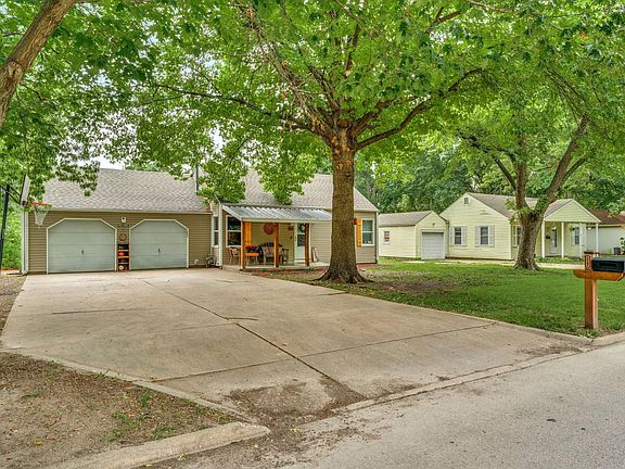4th image of 2202 SW Moundview Dr