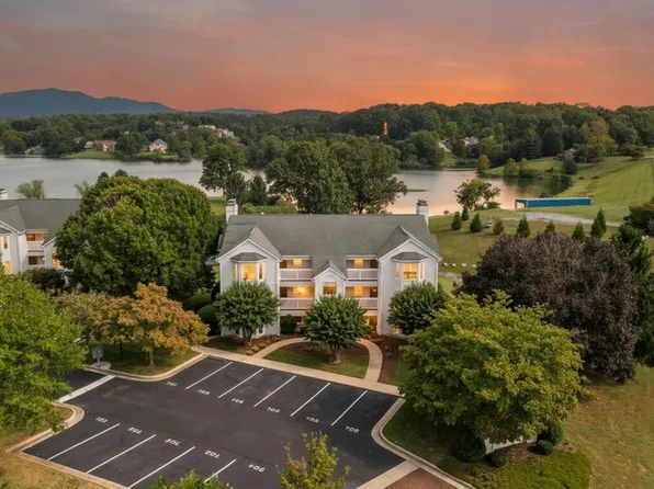 702 Ivy Lake Dr, Forest, VA 24551