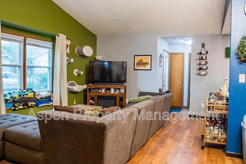 3 bed, 2.0 bath, 1603 sqft, $1,950 — Photo 2