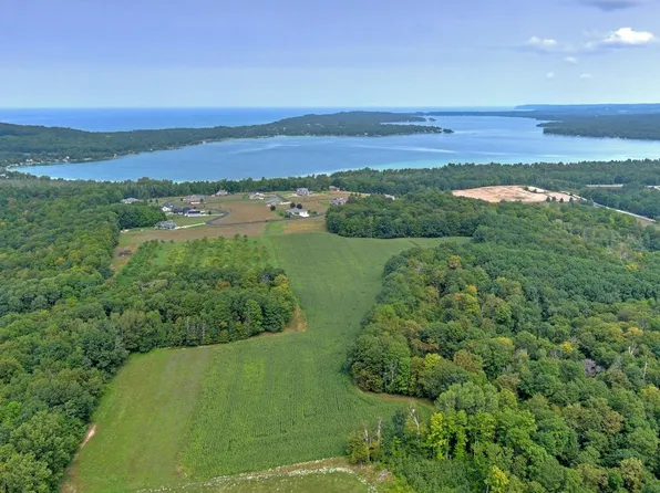 N Hoeft Rd, Lake Leelanau, MI 49653
