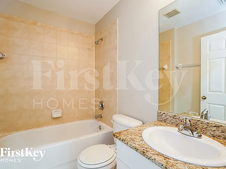 4028 NE 10th Pl — Photo 13