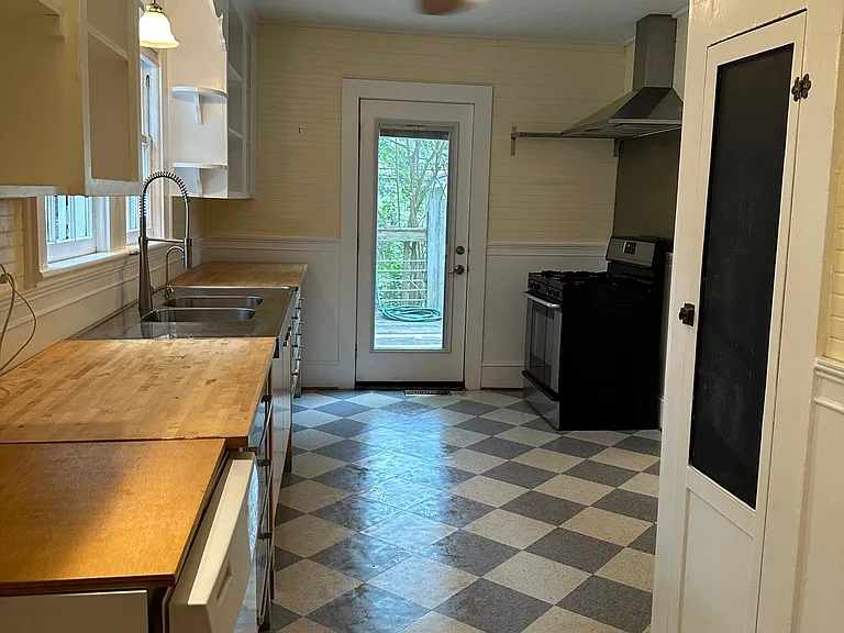 819 W Knox St — Photo 11