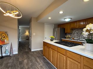 1928 Huntington Blvd, Hoffman Estates, IL 60169