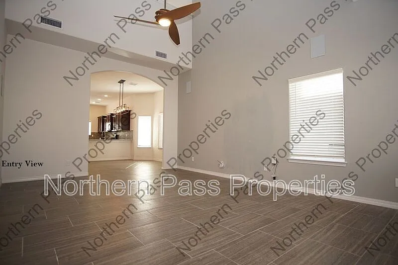 4 bed, 2.5 bath, 2358 sqft, $1,995 — Photo 2