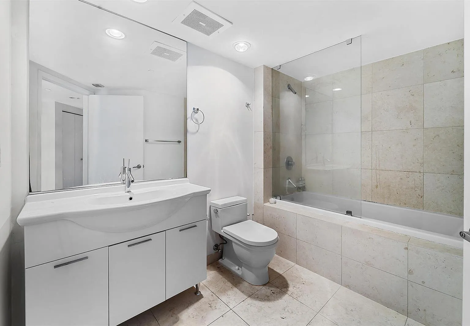 Studio, 598 sqft, $2,700 — Photo 3