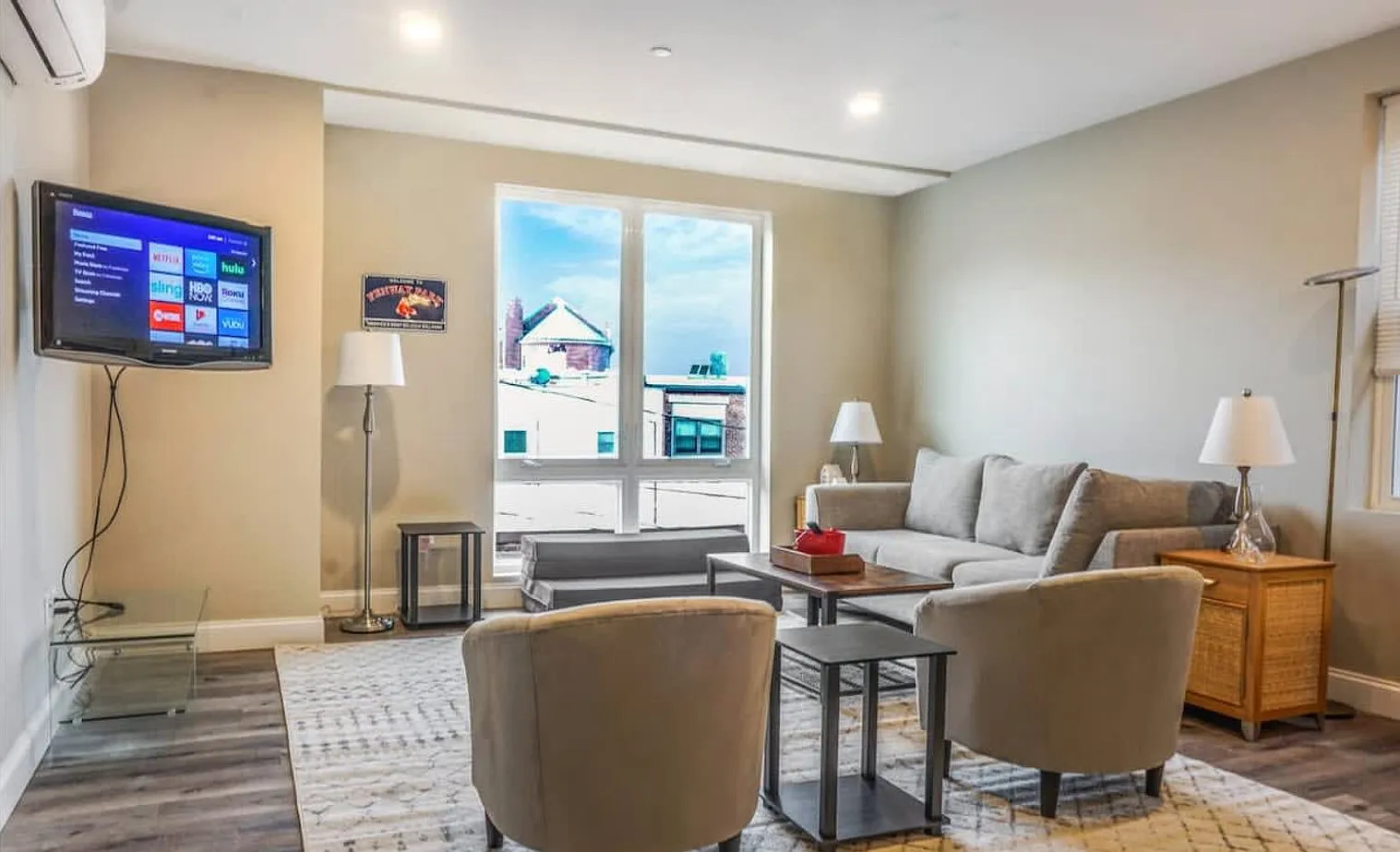 1 bed, 1.0 bath, 678 sqft, $4,250 — Photo 1