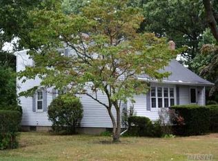39 Muncey Rd, Bay Shore, NY 11706
