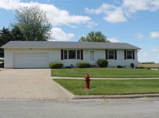 101 Dorothy Ln, Lone Tree, IA 52755