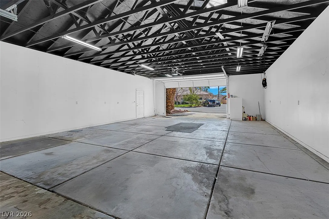 4 bed, 5.0 bath, 4000 sqft, $4,900 — Photo 4