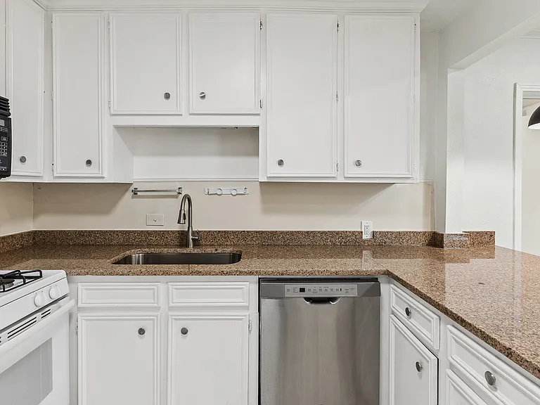 6950 Hillcrest Ave — Photo 16