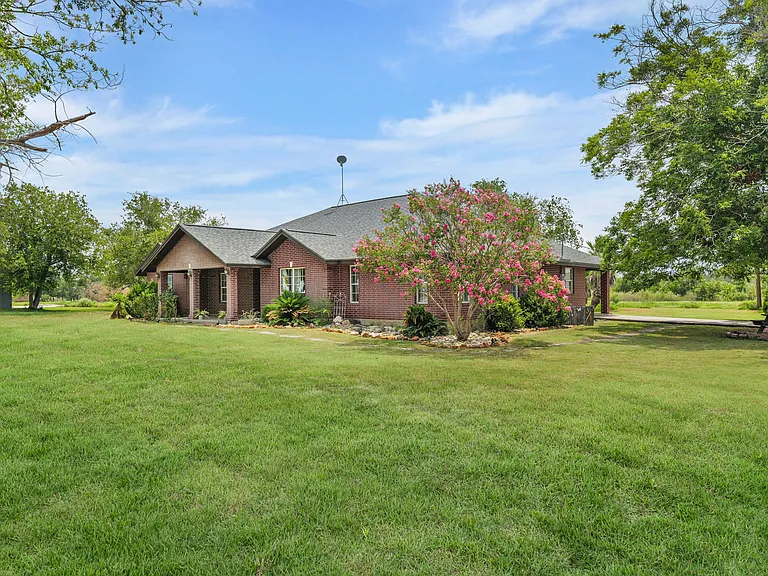 135 County Road 4519 — Photo 4