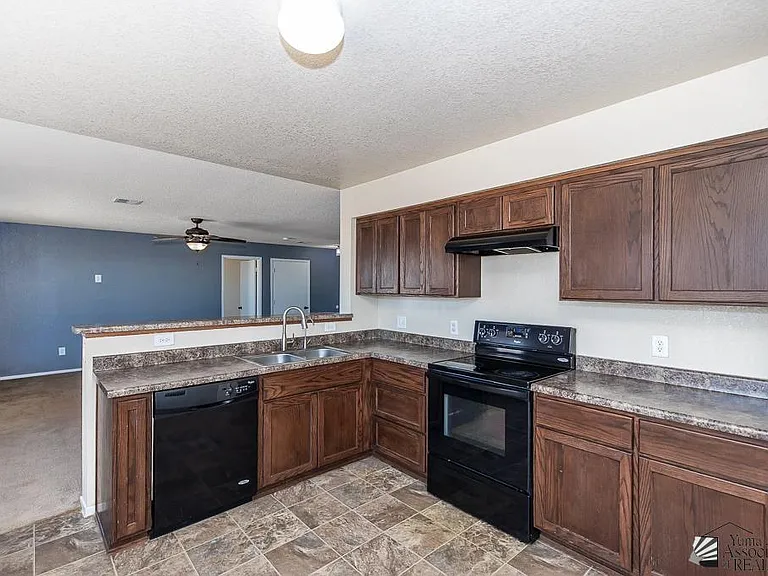 1287 S Fresno Ave — Photo 6
