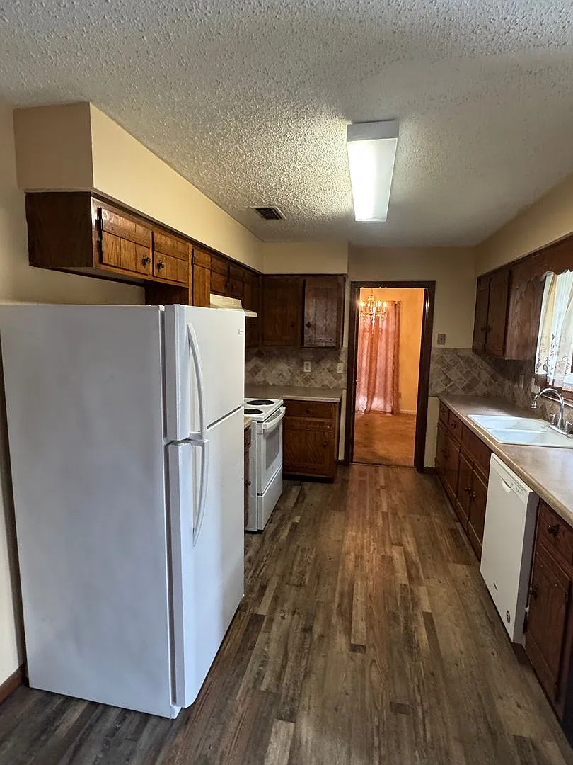 Home in Spring Valley — Photo 2