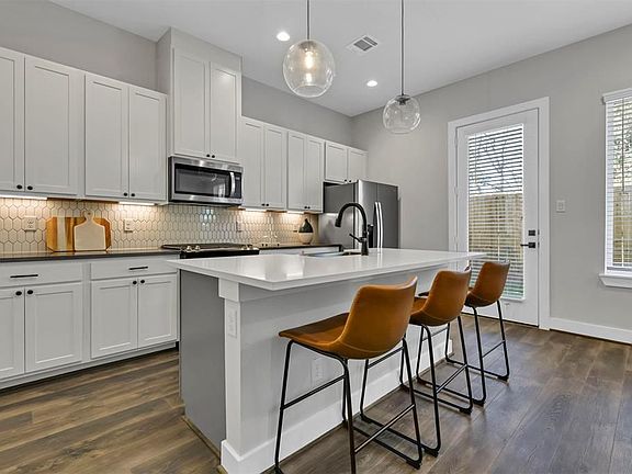 3rd image of 5721 White Magnolia St