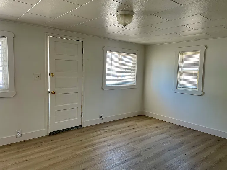 208 E Butte St — Photo 8