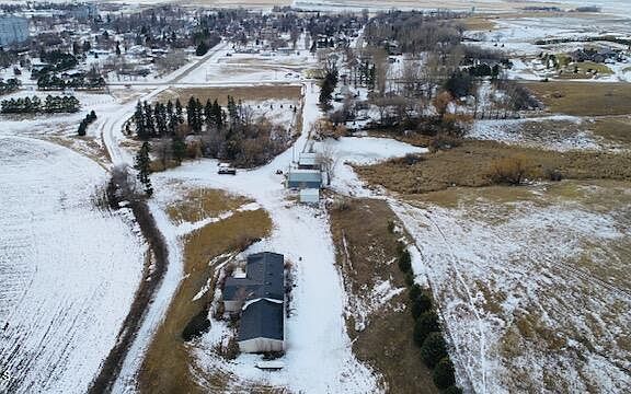 5th image of 402 5th Ave NE