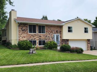 801 Robin Rd, Muscatine, IA 52761