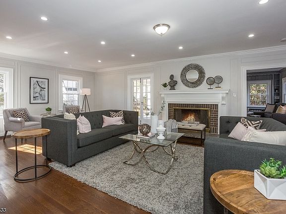 3rd image of 214 Elmwynd Dr