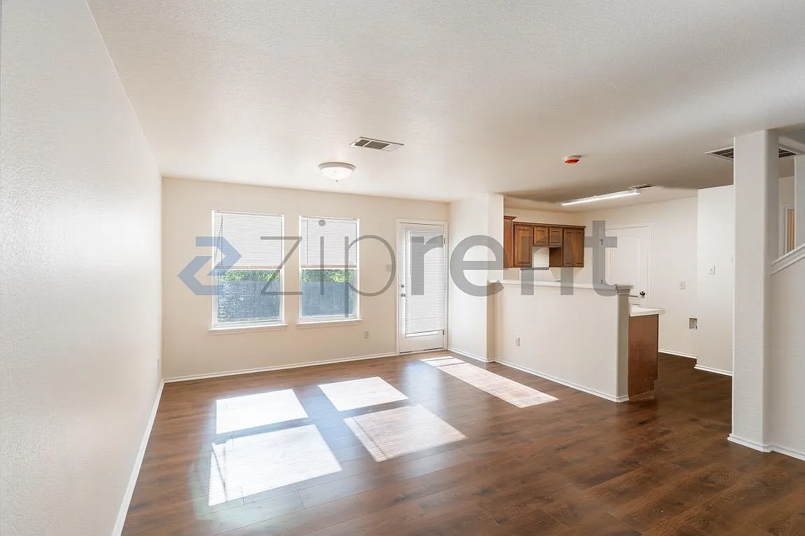 5 bed, 2423 sqft, $2,395 — Photo 3
